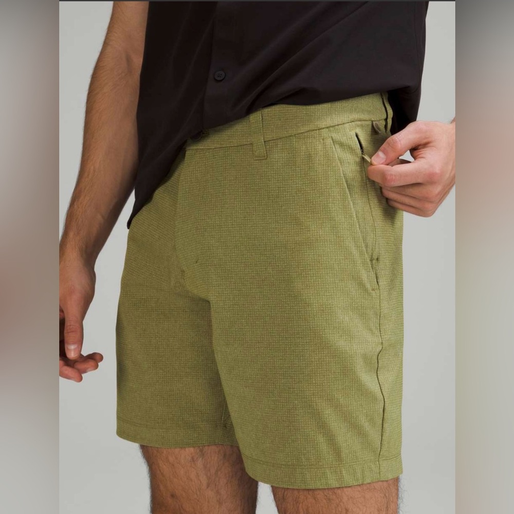 Lululemon- Commission Classic Fit 7” short-Ventlight- Heathered bronze green- 32
